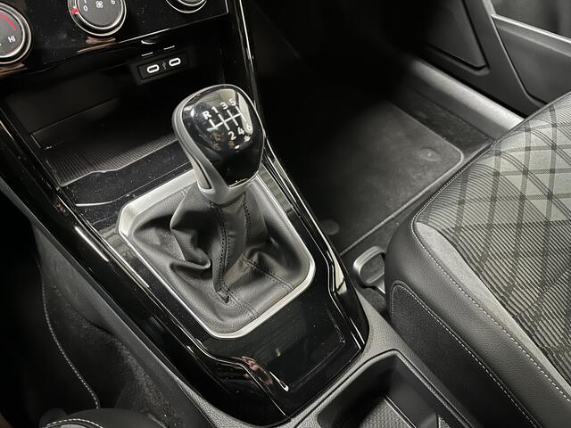 Volkswagen T-Roc 1.0 TSI R-Line / PANO/ 2X R-LINE/ ACC/ PARKEER SENSOREN V+A/ STOELVERWARMING/ APP-CONNECT/ DIGITAL DASH/ RIJ-MODI/ IQ.LIGHT/ DAB/ CLIMA/ 17'' LMV