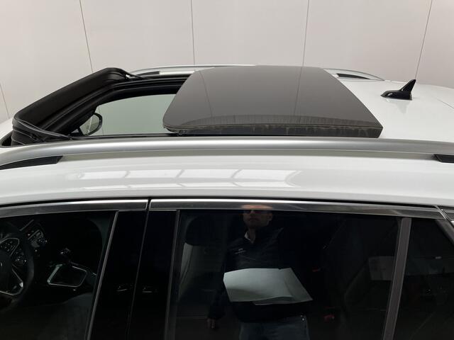 Volkswagen T-Roc 1.0 TSI R-Line / PANO/ 2X R-LINE/ ACC/ PARKEER SENSOREN V+A/ STOELVERWARMING/ APP-CONNECT/ DIGITAL DASH/ RIJ-MODI/ IQ.LIGHT/ DAB/ CLIMA/ 17'' LMV