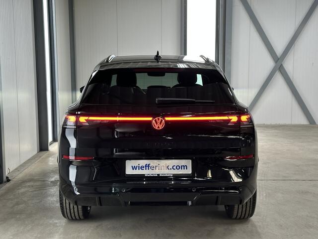 Volkswagen T-Roc 1.5 eTsi R-Line First Edition | IQ light | Pano | Trekhaak |