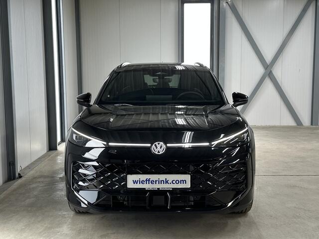 Volkswagen T-Roc 1.5 eTsi R-Line First Edition | IQ light | Pano | Trekhaak |
