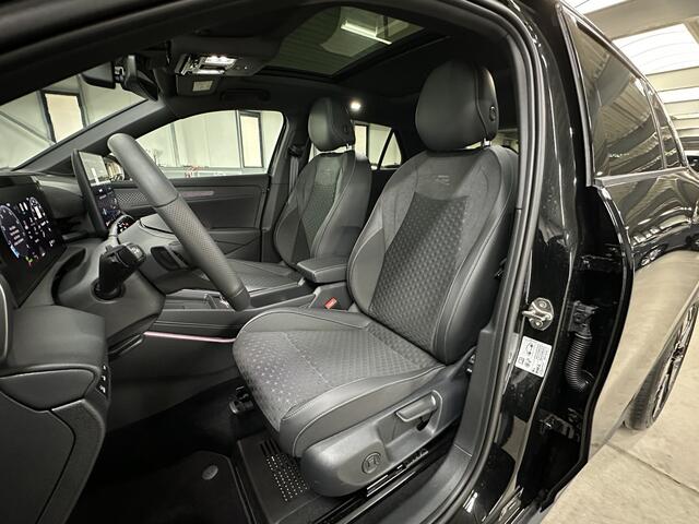Volkswagen T-Roc 1.5 eTsi R-Line First Edition | IQ light | Pano | Trekhaak |
