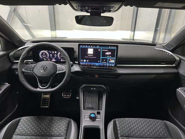 Volkswagen T-Roc 1.5 eTsi R-Line First Edition | IQ light | Pano | Trekhaak |