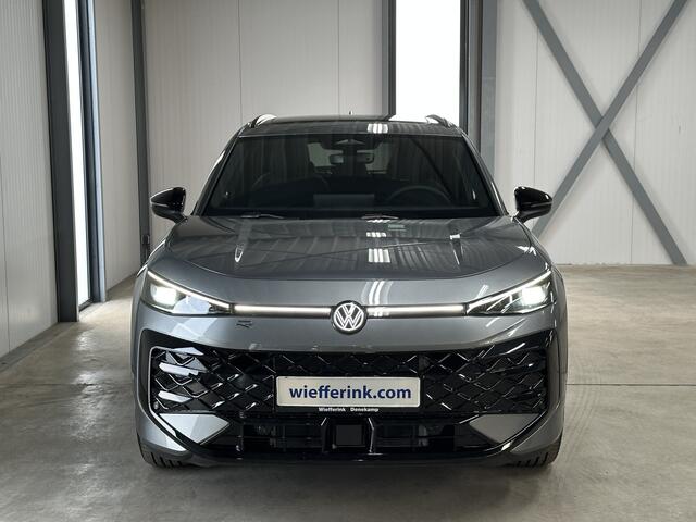 Volkswagen T-Roc 1.5 eTsi R-Line First Edition | IQ light | Pano | Trekhaak |