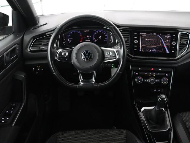Volkswagen T-Roc 1.5 TSI Sport | Carplay | Virtual Cockpit | Full LED | Navigatie | Climate control | Parkeerhulp | 19'' lichtmetalen velgen | Bluetooth | Getint glas | Sportstuur
