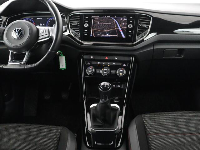 Volkswagen T-Roc 1.5 TSI Sport | Carplay | Virtual Cockpit | Full LED | Navigatie | Climate control | Parkeerhulp | 19'' lichtmetalen velgen | Bluetooth | Getint glas | Sportstuur