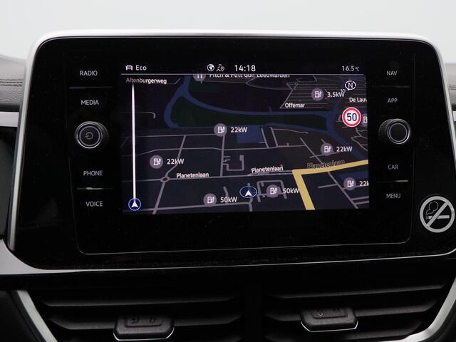 Volkswagen T-Roc 1.5 TSi 150 Pk Automaat R-Line | Trekhaak | Stoelverwarming | Camera | Climatronic | Adaptive cruise | Carplay | Navigatie | 17 Inch | 16.410 Km !!