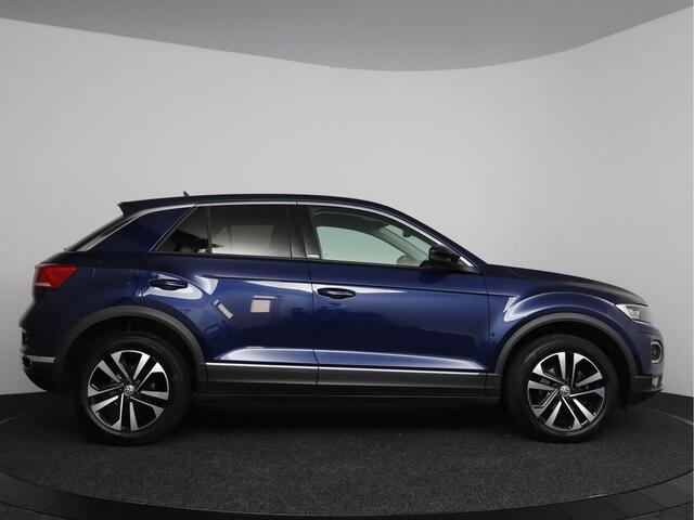 Volkswagen T-Roc 1.5 TSI Sport | Trekhaak afneembaar | Stuurwielverwarming | All-season banden | Navigatie |