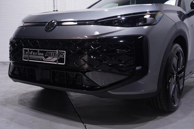 Volkswagen T-Roc R-Line First Edition IQ.light Apple Carplay Black style Stoel-/stuur verwarming 19 Inch Camera R-Line interieur
