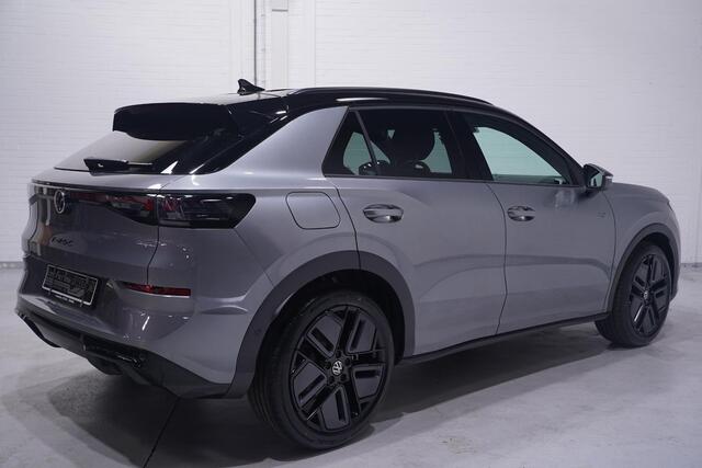 Volkswagen T-Roc R-Line First Edition IQ.light Apple Carplay Black style Stoel-/stuur verwarming 19 Inch Camera R-Line interieur