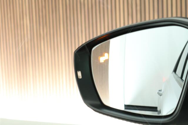 Volkswagen T-Roc 1.5 TSI 150pk DSG 2x R-Line Trekhaak Camera Stoelverwarming Beats Panoramadak Navigatie