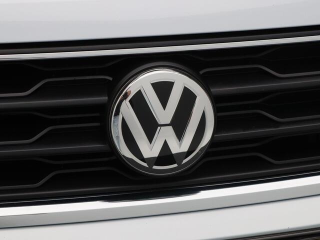 Volkswagen T-Roc 1.5 TSi Sport 150 Pk | Trekhaak | Adaptive Cruise | Camera | CarPlay | Panorama dak | 17 Inch | 159.197 Km !!