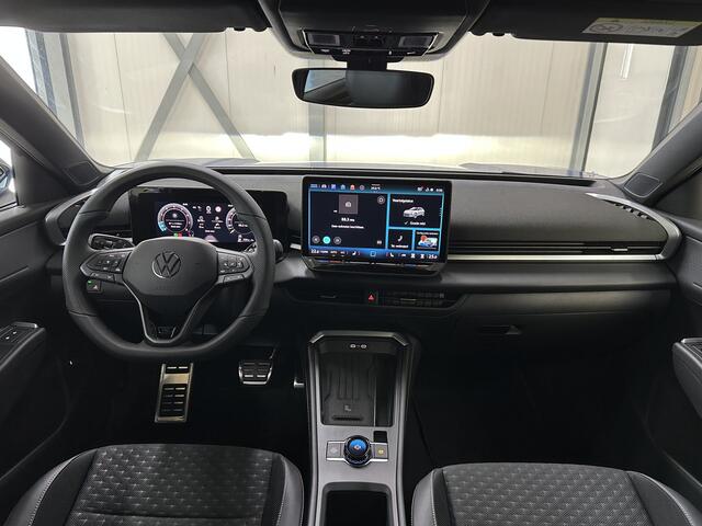 Volkswagen T-Roc 1.5 eTsi R-Line First Edition | IQ light | Pano | Trekhaak |