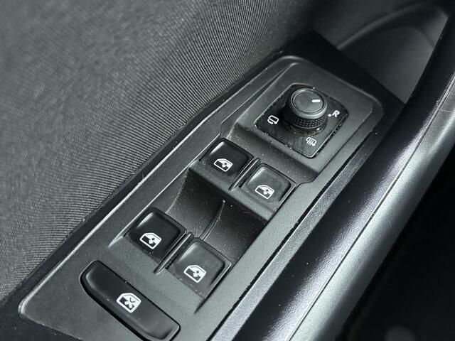Volkswagen T-Roc 1.5 TSI Life Business | 150 PK | Automaat | Trekhaak | Achteruitrijcamera | Stoelverwarming | Dodehoek detectie |