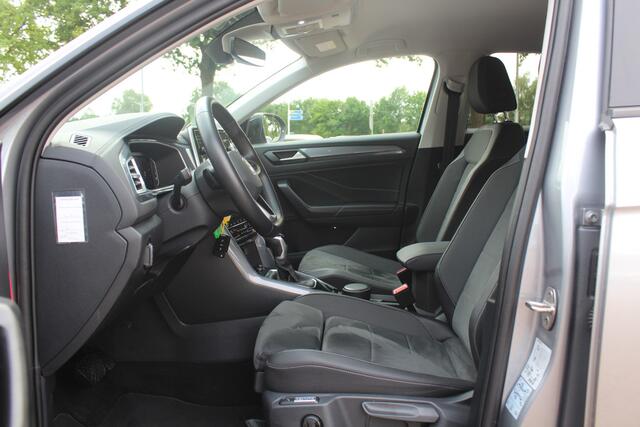 Volkswagen T-Roc 1.5 TSI R-Line Business / Trekhaak / Camera / CarPlay / Keyless / Getint glas / 17'' / Stoelverwarming / Virtual Cockpit / DAB / ACC