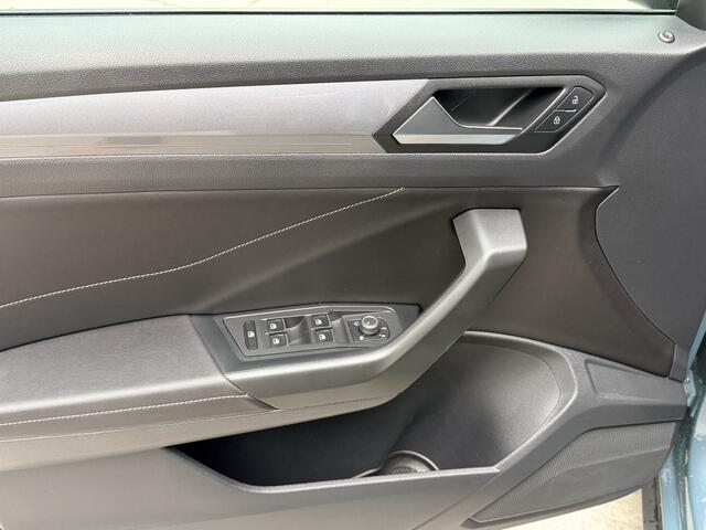 Volkswagen T-Roc 1.5 TSI 150pk DSG Style Virtual Cockpit Ergo stoel Trekhaak Camera Stoelverwarming Massage IQ Koplampen