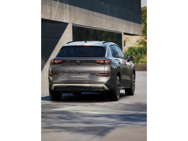 Volkswagen T-Roc Limited Edition | 'App-Connect' draadloze smartphone integratie | Automatische afstandsregeling (Adaptive Cruise Control) | Buitenspiegels elektrisch instel-, verwarm- en inklapbaar