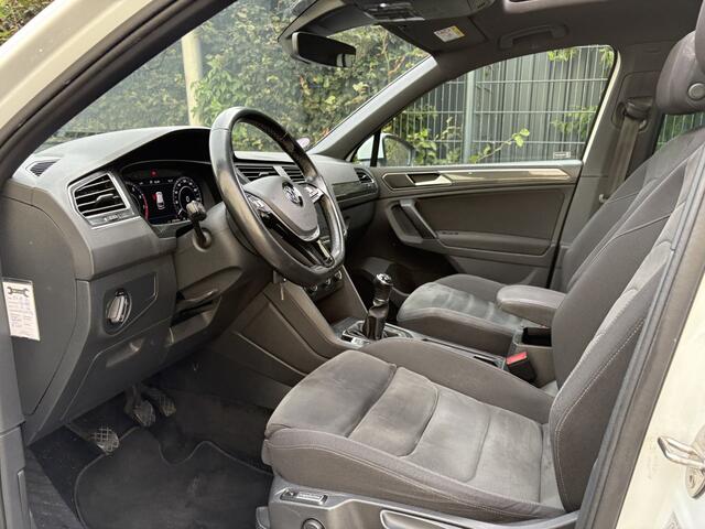 Volkswagen TIGUAN 1.4 TSI Comfortline Business R / R-LINE / PANORAMADAK / CRUISE / STOELVERWARMING