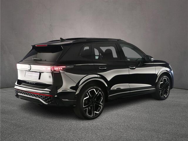 Volkswagen TIGUAN R-Line Edition 1.5 eTSI 150pk DSG Automaat Trekhaak, Panoramadak, Black Style, Adaptive cruise control, Elektrische achterklep, 360 camera, Achteruitrijcamera