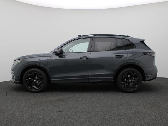 Volkswagen TIGUAN 1.5 eHybrid R-Line Edition 272PK DSG Panoramadak, Harman & Kardon, LED-Matrix, Winterpakket Plus, Navigatie, Side Assist, Keyless, Black Style, 19" LM Velgen