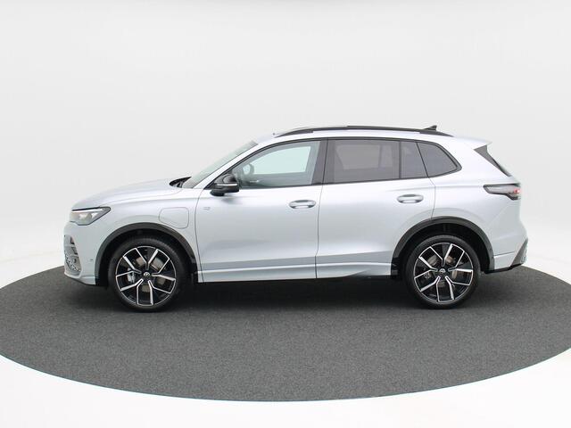 Volkswagen TIGUAN 1.5 272 Pk eHybrid R-Line Edition | Black Style | Trekhaak | 360 Camera | Full LED | Panorama Dak | Carplay | Harman Kardon | Head Up | 20 Inch