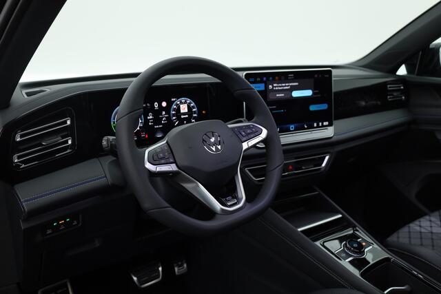 Volkswagen TIGUAN 1.5 eHybrid R-Line Black Style 272pk | Pano | Massage | Adapt. Cruise | Elek. Trekhaak | IQ. Light | Camera | Keyless