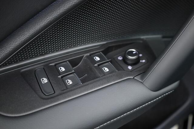 Volkswagen TIGUAN 1.5 eHybrid R-Line Black Style 272pk | Pano | Massage | Adapt. Cruise | Elek. Trekhaak | IQ. Light | Camera | Keyless