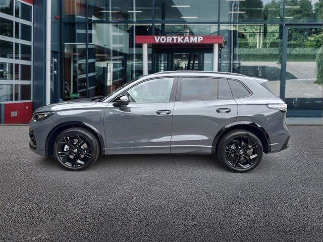 Volkswagen TIGUAN 1.5 TSI EHYBRID 272 PK R-LINE BLACK-OPTIK PANO-DAK/CAMERA/TREKHAAK/NAVI/CARPLAY