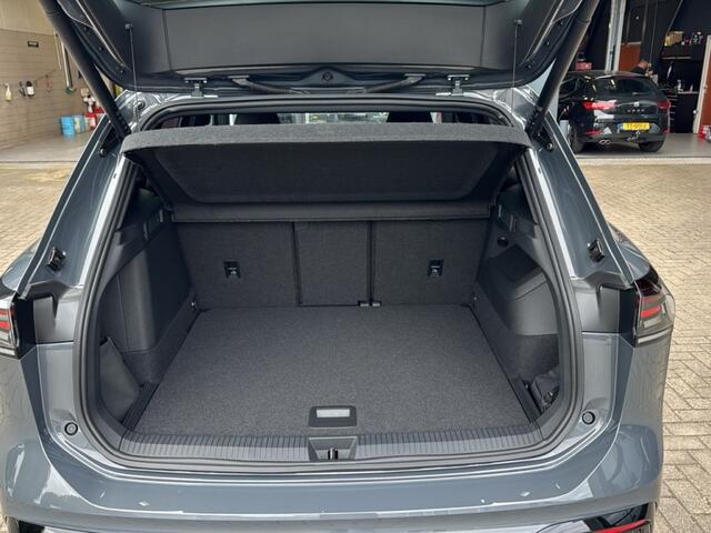 Volkswagen TIGUAN 1.5 TSI EHYBRID 272 PK R-LINE BLACK-OPTIK PANO-DAK/CAMERA/TREKHAAK/NAVI/CARPLAY