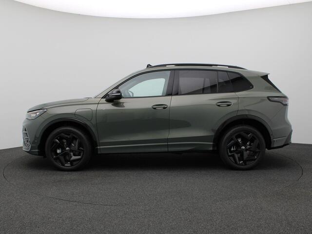 Volkswagen TIGUAN 1.5 eHybrid R-Line Edition 272PK DSG black style, trekhaak, panoramadak, Harman Kardon, keyless, stuur-stoelverwarming, adaptive cruise, side assist, 19" lichtmetaal