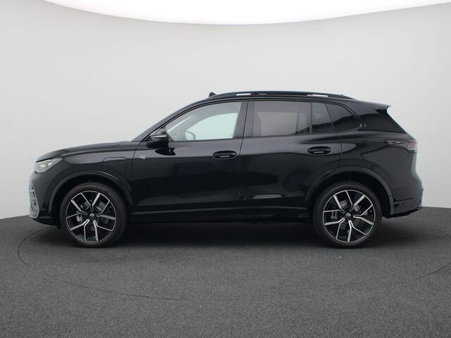 Volkswagen TIGUAN 1.5 eHybrid R-Line Edition 272PK DSG black style, matrix led, trekhaak, panoramadak, 360gr. camera, keyless, stuur-stoelverwarming, adaptive cruise, side assist, 20" lichtmetaal