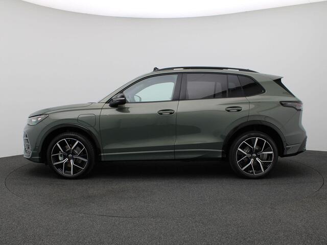 Volkswagen TIGUAN 1.5 eHybrid R-Line Edition 272PK DSG black style, matrix led, trekhaak, panoramadak, 360gr. camera, keyless, stuur-stoelverwarming, adaptive cruise, side assist, 20" lichtmetaal