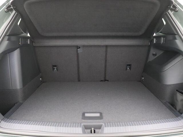 Volkswagen TIGUAN 1.5 eHybrid R-Line Edition 272PK DSG black style, matrix led, trekhaak, panoramadak, 360gr. camera, keyless, stuur-stoelverwarming, adaptive cruise, side assist, 20" lichtmetaal