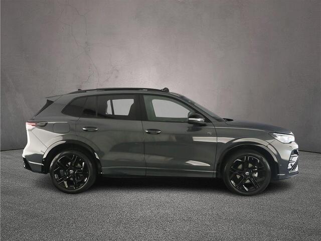 Volkswagen TIGUAN R-Line Edition 1.5 eTSI 150pk DSG Automaat Trekhaak, Panoramadak, Harman Kardon audio, Black Style, Navigatie, Adaptive cruise control, Achteruitrijcamera
