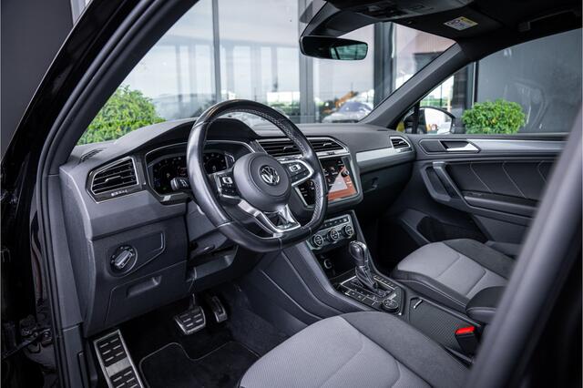 Volkswagen TIGUAN 2.0 TSI 4Motion Highline Business - R Line | Panorama | Elek. Trekhaak | ACC | Stoelverwarming