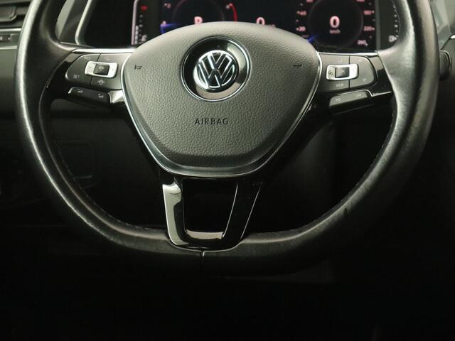 Volkswagen TIGUAN Allspace 1.5 TSI R Line | Stoelverwarming | Camera | Adaptive cruise | Carplay | Navigatie | Full LED | 20'' | Keyless | Park Assist