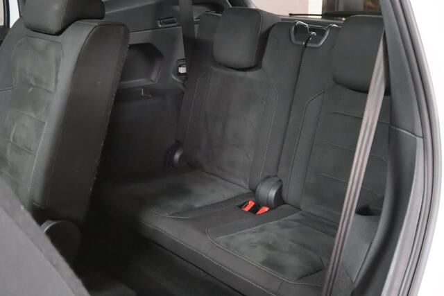 Volkswagen TIGUAN Allspace 1.5 TSI Highline R-line, 7-Persoons, Trekhaak draaibaar, ACC, Panoramadak, Virtual Cockpit, Apple Carplay/Android Auto