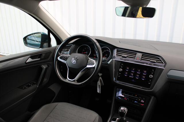 Volkswagen TIGUAN 1.5 TSI Life | Incl. 12 maanden garantie | Apple Carplay | Navigatie | Adaptive cruise control | Stoel en stuurverwarming | Wegklapbare trekhaak | Getint glas | LED koplampen |