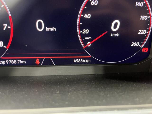 Volkswagen TIGUAN Allspace 2.0 TSI 4Motion R-Line 7p. / AUTOMAAT/ PANO/ 2X R-LINE/ HARMAN KARDON/ KEYLESS/ ELEKTR. TREKHAAK/ MATRIX/ HEAD-UP DISPLAY/ DIGITAL DASH/ ADAPT. CRUISE/ PARK. SENSOREN + CAMERA/ RIJ-MODI/ APP-CONNECT/ CLIMA