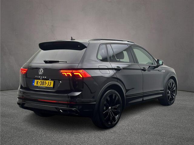 Volkswagen TIGUAN 1.5 TSI R-Line Business+ 150pk DSG, Lederen bekleding, Panoramadak, Black style, Trekhaak, Stoelverwarming, Stuurverwarming, Elektrische achterklep, Adaptieve cruise control, Dynamic chassis control, Navigatie, App connect