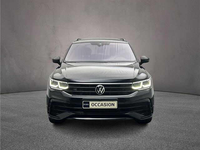 Volkswagen TIGUAN 1.5 TSI R-Line Business+ 150pk DSG, Lederen bekleding, Panoramadak, Black style, Trekhaak, Stoelverwarming, Stuurverwarming, Elektrische achterklep, Adaptieve cruise control, Dynamic chassis control, Navigatie, App connect