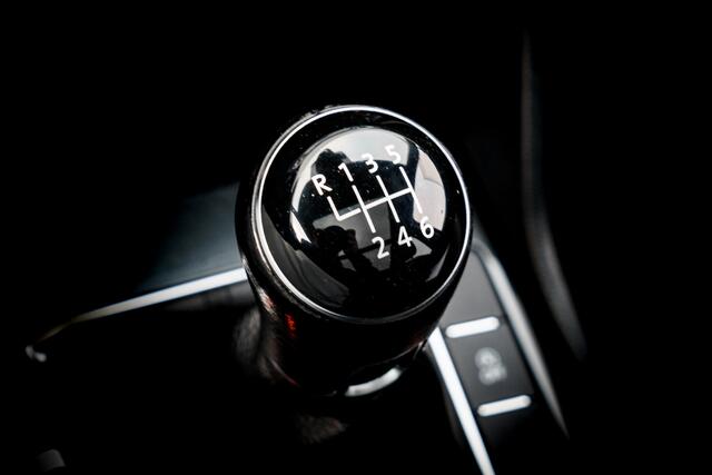 Volkswagen TIGUAN 1.4 TSI Comfortline Business | Panoramadak | LED | Cruise | Stoelverwarming | PDC