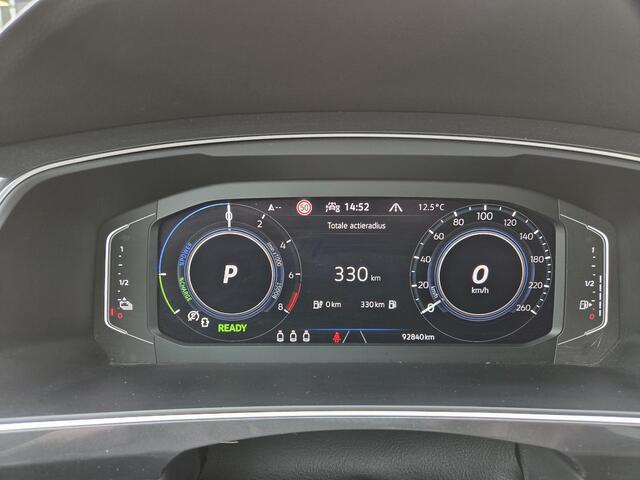 Volkswagen TIGUAN 1.4 TSI eHybrid R-Line Business Black Style 19"/Panoramadak/Trekhaak/Leder + memory/Head-up/Elektrische klep/Dodehoek/Stuur + stoelverwarming/IQ Lights/Adaptieve cruise