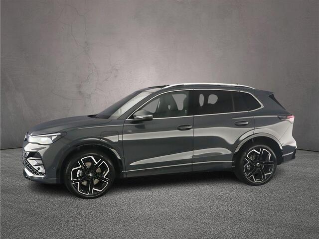 Volkswagen TIGUAN R-Line Edition 1.5 TSI eHybrid 272pk DSG Automaat Trekhaak, Panoramadak, Adaptive cruise control, Achteruitrijcamera