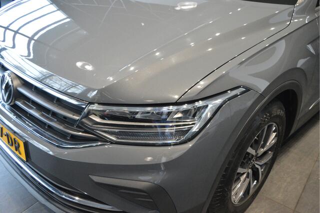Volkswagen TIGUAN 2.0 TDI Life navi clima camera trekhaak 17 inch 150 pk !!