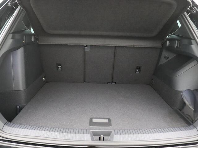 Volkswagen TIGUAN 1.5 eHybrid R-Line Edition 272PK DSG Pano-Schuifdak, Trekhaak, Lederen Bekleding, 360gr. camera, Adaptieve Cruise Controle, Matrix LED verlichting, Keyless, Navi, Side Assist, Alarm, 20" LM Velgen