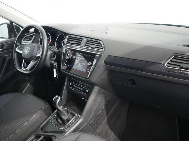 Volkswagen TIGUAN 1.5 TSI Life Business | Trekhaak | Carplay | IQ Drive | Winterpakket