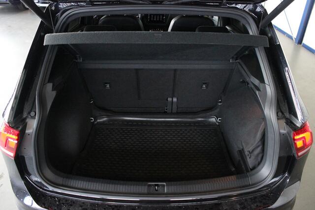 Volkswagen TIGUAN 2.0 TSI 4Motion R-Line Black Style | Trekhaak | Head-Up | Carplay | Keyless | Camera | Navi | Stoelverw. | 19" LMV | PDC V+A