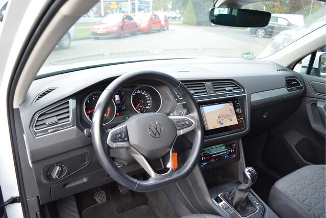 Volkswagen TIGUAN 1.5 TSI Life | Adaptive | CarPlay | Trekhaak | PDC V+A | Clima | Orig. NL |