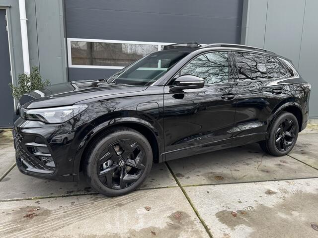 Volkswagen TIGUAN 1.5 272pk eHybrid R-Line Edition Black Black Style Trekhaak 360Camera Head-Up Navigatie Massage Stoelverwarming Panoramadak