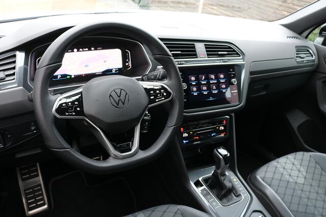 Volkswagen TIGUAN 1.5 TSI R-Line Black Style (36.826Km! Panodak Carplay ACC HeadUp Standkachel IQ.Light Camera Trekhaak 20Inch PrivacyGlass)